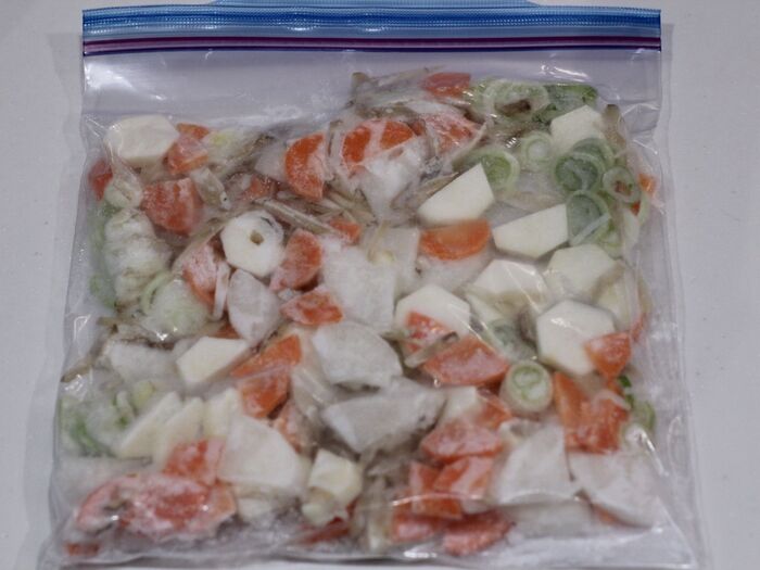 野菜を切って冷凍する。