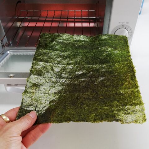 海苔を簡単にキレイに 8秒で焼く方法 暮らしニスタ 海苔を簡単にキレイに 8秒で焼く方法 暮らしニスタ