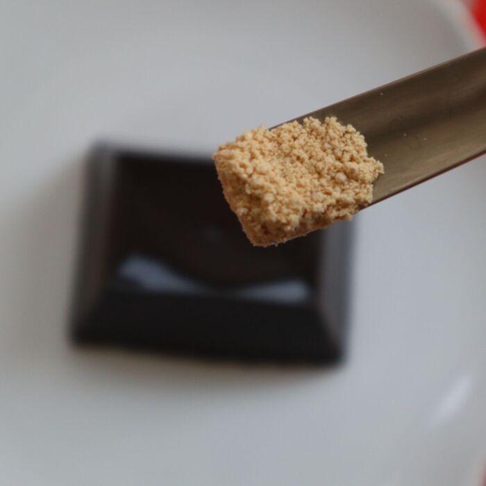 作り方は、黒ごま豆腐に【きな粉×てんさい糖】を振りかけるだけ！