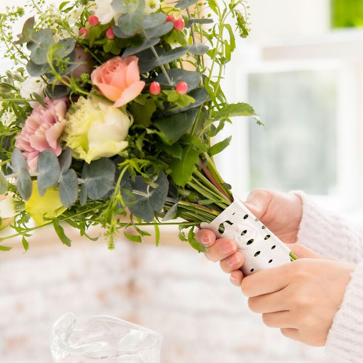 購入したお花を手軽にきれいに飾れる純錫(すず)製の生け花グッズ