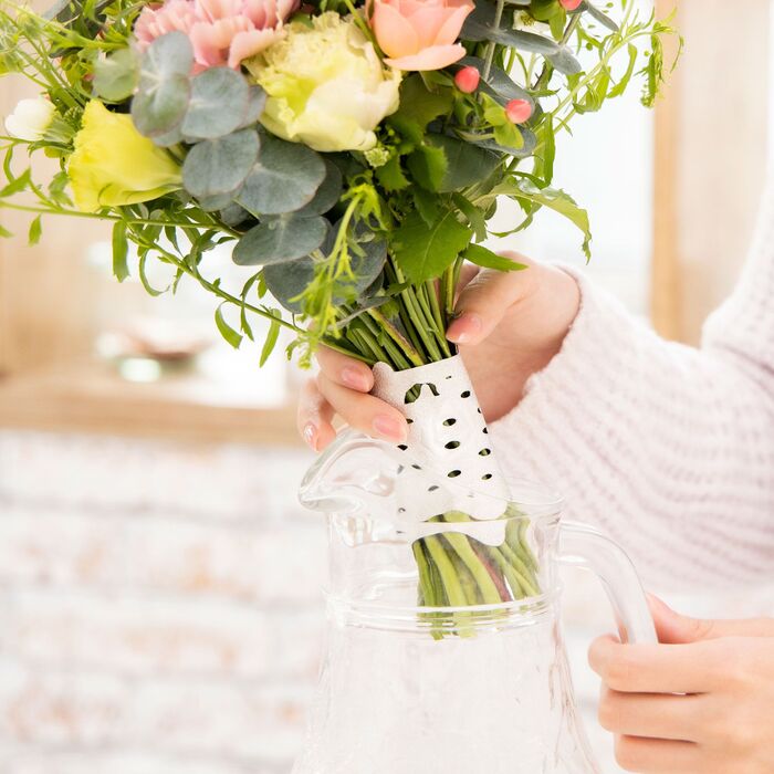 購入したお花を手軽にきれいに飾れる純錫 すず 製の生け花グッズ 暮らしニスタ 購入したお花を手軽にきれいに飾れる純錫 すず 製の生け花グッズ 暮らしニスタ