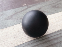 100均で買える「黒い球体」の正体を検証！まさかの便利グッズだった！？