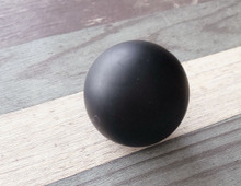 100均で買える「黒い球体」の正体を検証！まさかの便利グッズだった！？