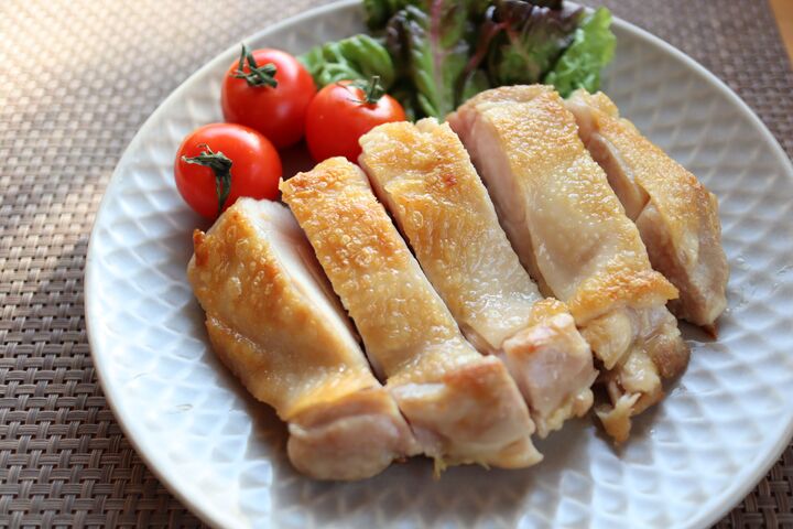 簡単なのにウマすぎ♪鶏肉の皮をパリパリに焼く方法とは?