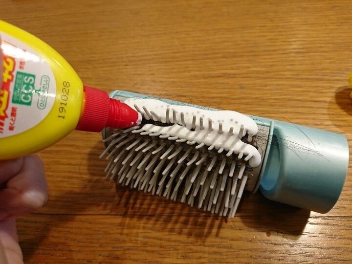 はがす瞬間が快感!「木工用接着剤」でお掃除♪【やってみた】