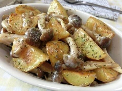 おつまみにも副菜にも 新じゃがとしめじのポンマヨ炒め 暮らしニスタ