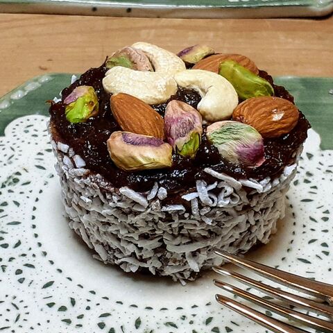 簡単 市販のスポンジケーキアレンジ 天面にはアプリコットジャムとナッツ 側面には 暮らしニスタ 簡単 市販のスポンジケーキアレンジ 天面にはアプリコットジャムとナッツ 側面には 暮らしニスタ