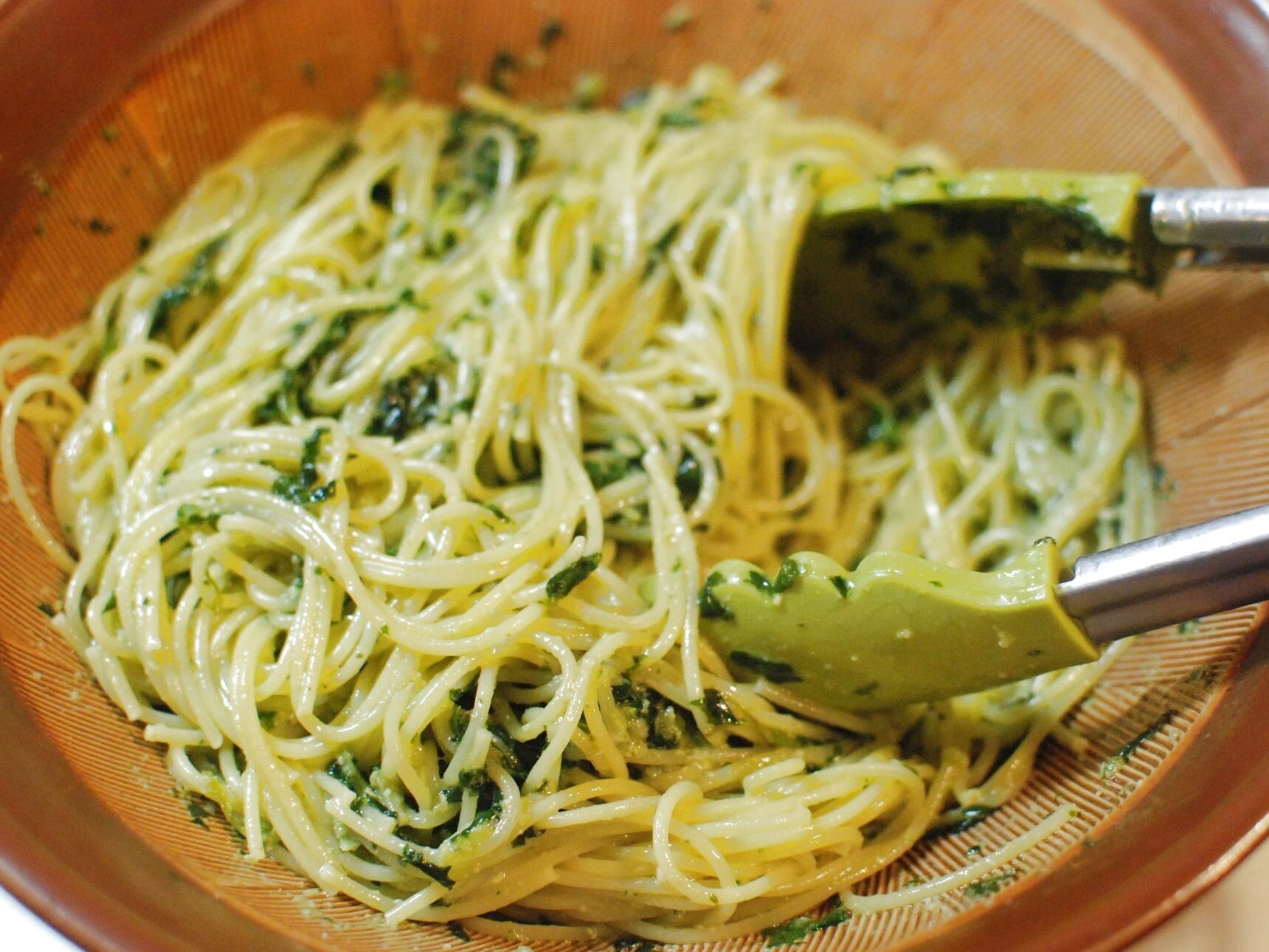 茹でたパスタをバジルペーストと和えます