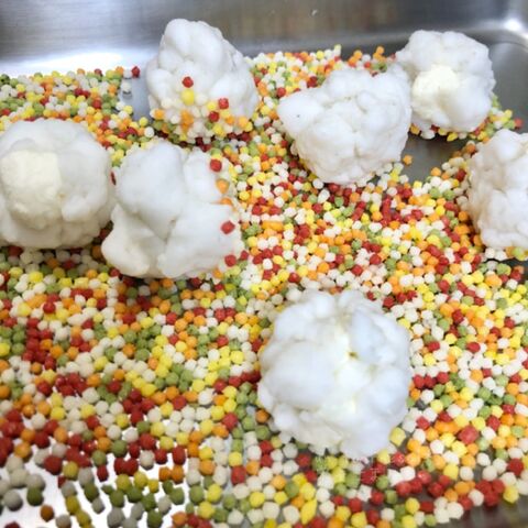 食材3つで味付け不要 アンチエイジング効果 はんぺんクリチのカラフルあられ揚げ 暮らしニスタ