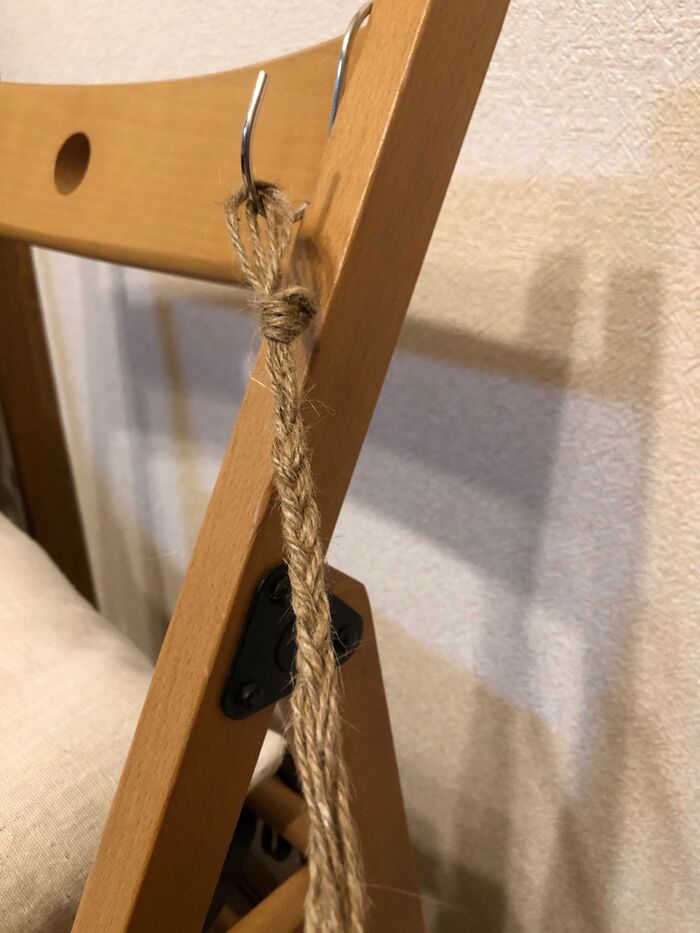 吊り下げ紐は、麻ひも２本どりで三つ編みにしました