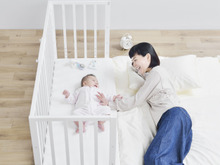赤ちゃんとの安全な添い寝を実現！ベッドにも布団にもつなげられるベビーベッド