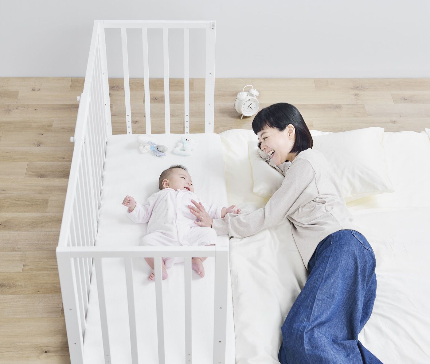 赤ちゃんとの安全な添い寝を実現!ベッドにも布団にもつなげられるベビーベッド - 暮らしニスタ