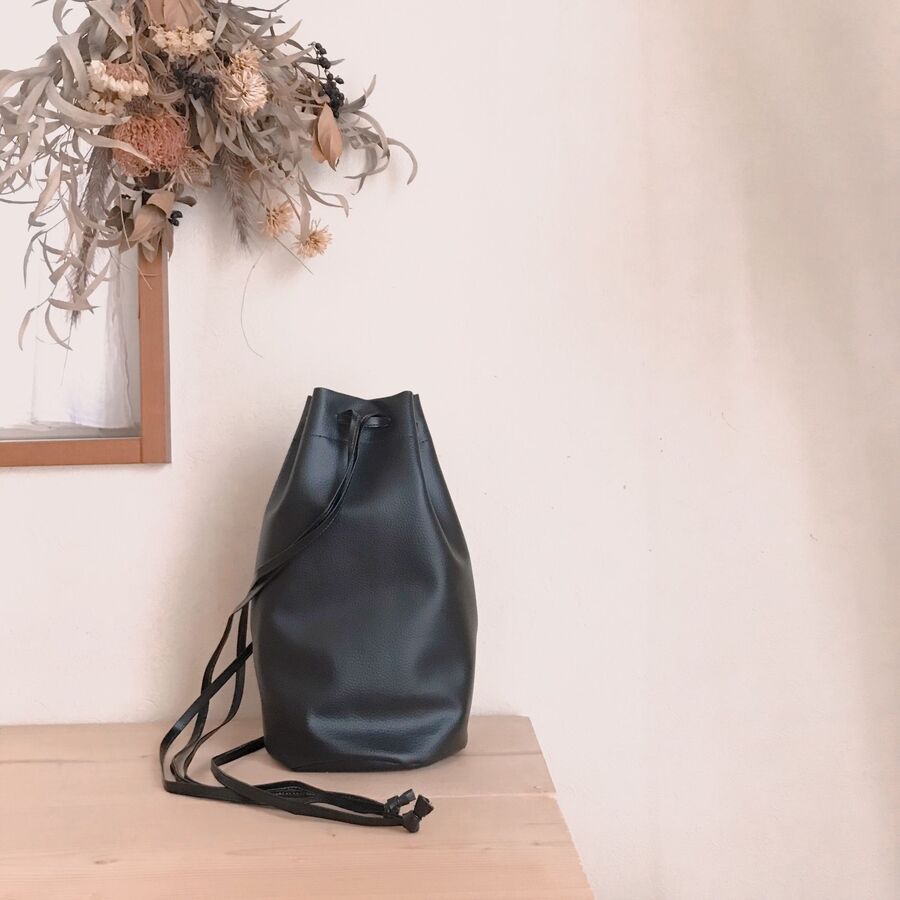 100均商品2つで作る100均に見えないフェイクレザー巾着バッグ 暮らしニスタ 100均商品2つで作る100均に見えないフェイクレザー巾着バッグ 暮らしニスタ