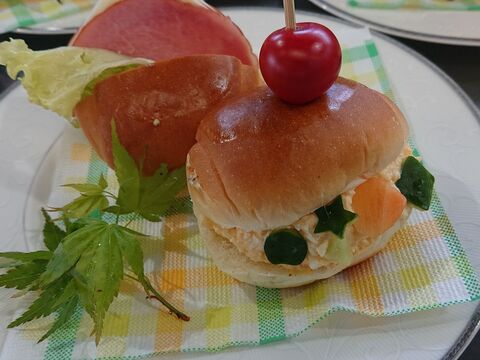 今日のお仕事 バターロールサンド 青もみじ映え 暮らしニスタ