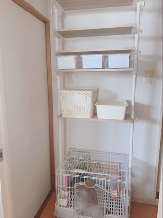 ケージの上に突っ張り棚でエサ置き場 ゴミ箱の上の棚にも 暮らしニスタ ケージの上に突っ張り棚でエサ置き場 ゴミ箱の上の棚にも 暮らしニスタ