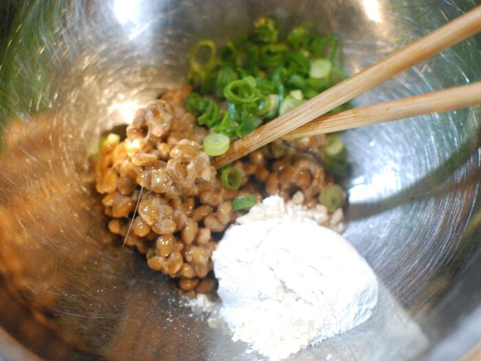 ボウルに納豆、納豆のタレ、薄力粉、ネギの小口切りを入れて混ぜます