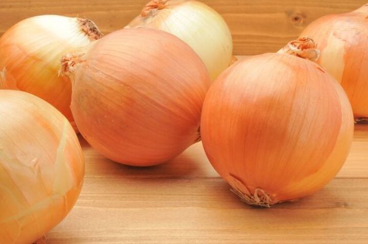 玉ねぎは皮つきのまま冷凍が正解!?“まるごと冷凍”の絶品レシピを紹介!