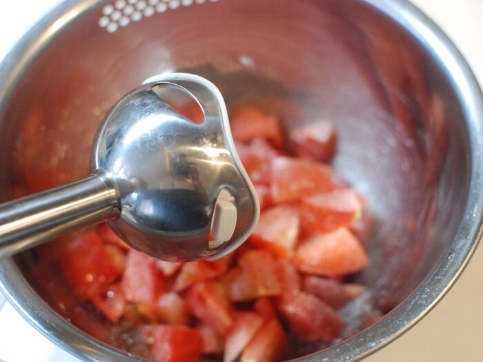 トマトを切って、ハンドミキサーでペースト状にします