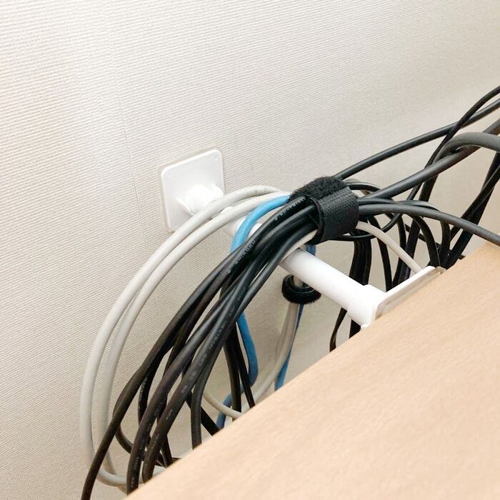全部100均 テレビ裏のごちゃつくケーブルを 浮かせる収納 でお掃除ラクラク 暮らしニスタ 全部100均 テレビ裏のごちゃつくケーブルを 浮かせる収納 でお掃除ラクラク 暮らしニスタ