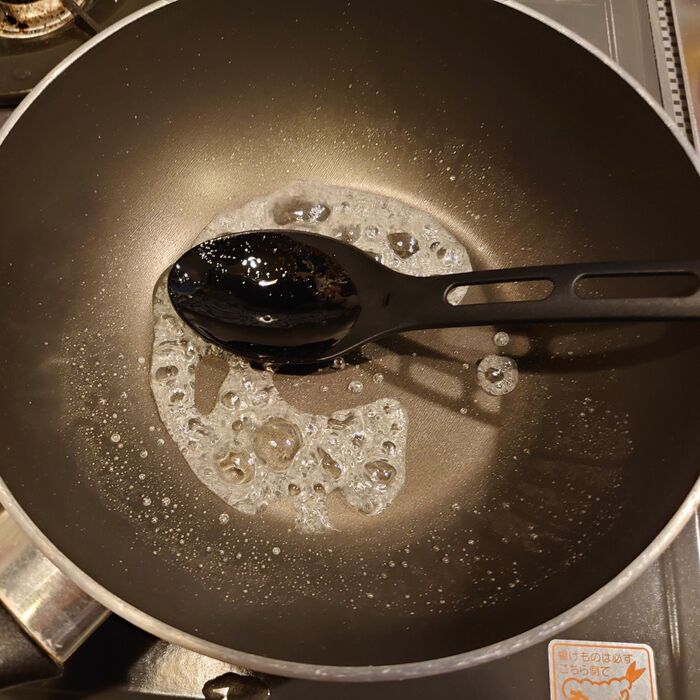 鍋に★グラニュー糖、水を入れてひと煮立ち