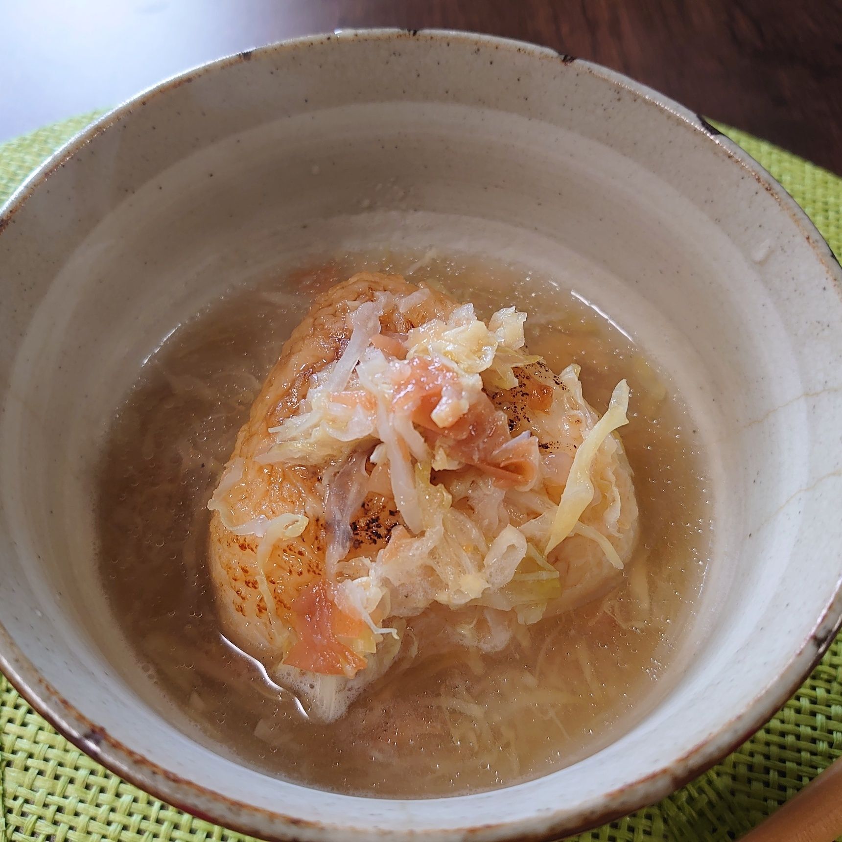 汁をタップリかけて、焼きおにぎりのお茶漬け風で