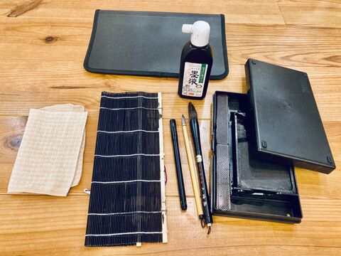 ダイソーのパソコンケースが習字道具セットに早変わり 暮らしニスタ ダイソーのパソコンケースが習字道具セットに早変わり 暮らしニスタ