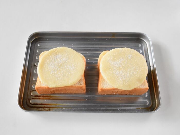食パンにのせてトースターで焼きます。