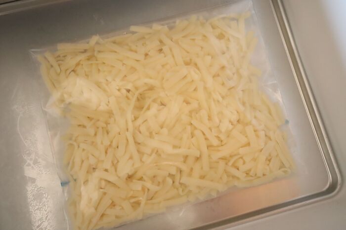 もう固まらない ピザ用チーズを冷凍してもパラパラに保つ方法 暮らしニスタ もう固まらない ピザ用チーズを冷凍してもパラパラに保つ方法 暮らしニスタ