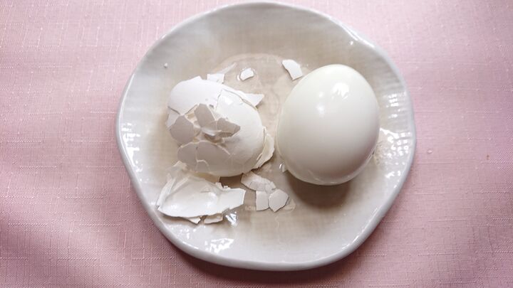 え、これだけ!?ゆで卵の殻がツルッときれいにむける意外な方法とは?