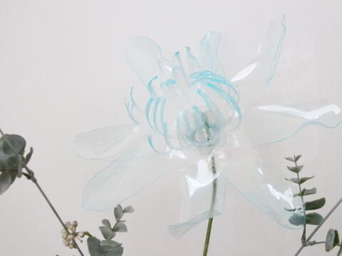 まるでガラス細工 ペットボトルの大きな花オブジェ 簡単工作 暮らしニスタ まるでガラス細工 ペットボトルの大きな花オブジェ 簡単工作 暮らしニスタ
