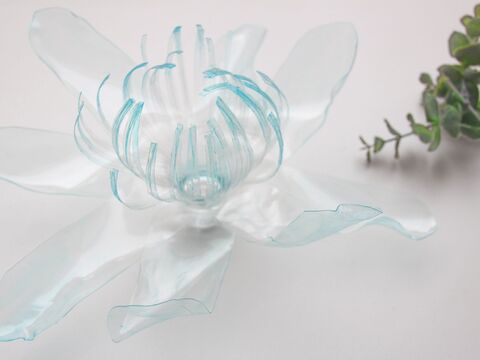 まるでガラス細工 ペットボトルの大きな花オブジェ 簡単工作 暮らしニスタ まるでガラス細工 ペットボトルの大きな花オブジェ 簡単工作 暮らしニスタ
