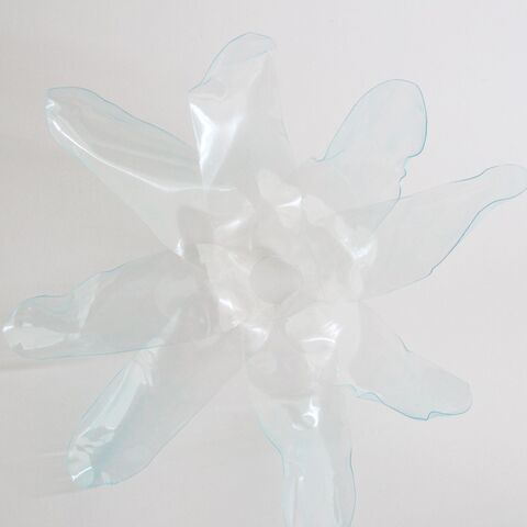 まるでガラス細工 ペットボトルの大きな花オブジェ 簡単工作 暮らしニスタ まるでガラス細工 ペットボトルの大きな花オブジェ 簡単工作 暮らしニスタ