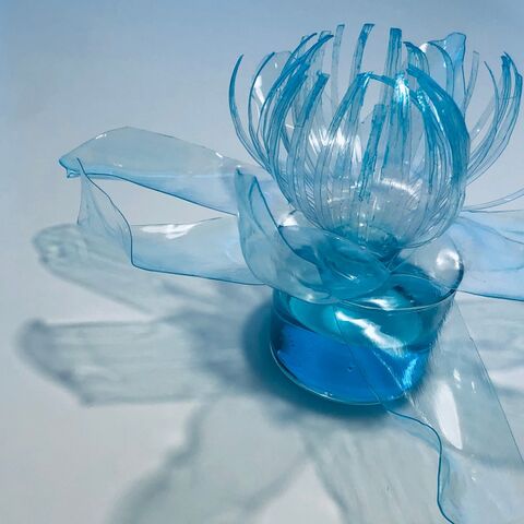 まるでガラス細工 ペットボトルの大きな花オブジェ 簡単工作 暮らしニスタ まるでガラス細工 ペットボトルの大きな花オブジェ 簡単工作 暮らしニスタ