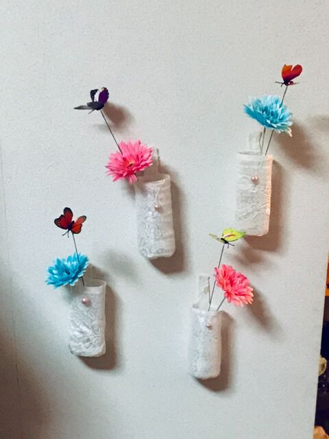 ペットボトルを可愛げな花瓶にしてみてはいかがでしょうか O 暮らしニスタ ペットボトルを可愛げな花瓶にしてみてはいかがでしょうか O 暮らしニスタ