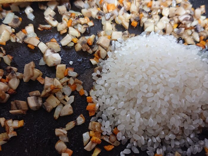 野菜を炒めて、米も加え・・・・ブイヨンで炊き上げる！！