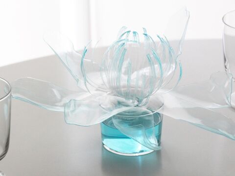 まるでガラス細工 ペットボトルの大きな花オブジェ 簡単工作 暮らしニスタ まるでガラス細工 ペットボトルの大きな花オブジェ 簡単工作 暮らしニスタ