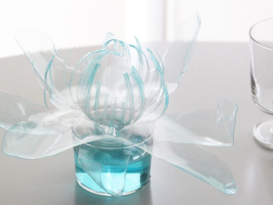 まるでガラス細工 ペットボトルの大きな花オブジェ 簡単工作 暮らしニスタ まるでガラス細工 ペットボトルの大きな花オブジェ 簡単工作 暮らしニスタ