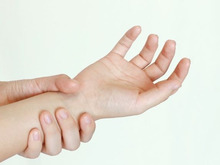 「手指の痛み」は更年期が原因？！薬剤師が教える対処法