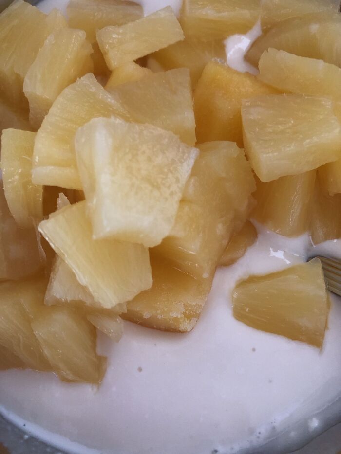 飾り用に缶詰のパイナップル３〜４枚分取っておき、残りのパイナップルと冷凍パイナップルを加え混ぜます