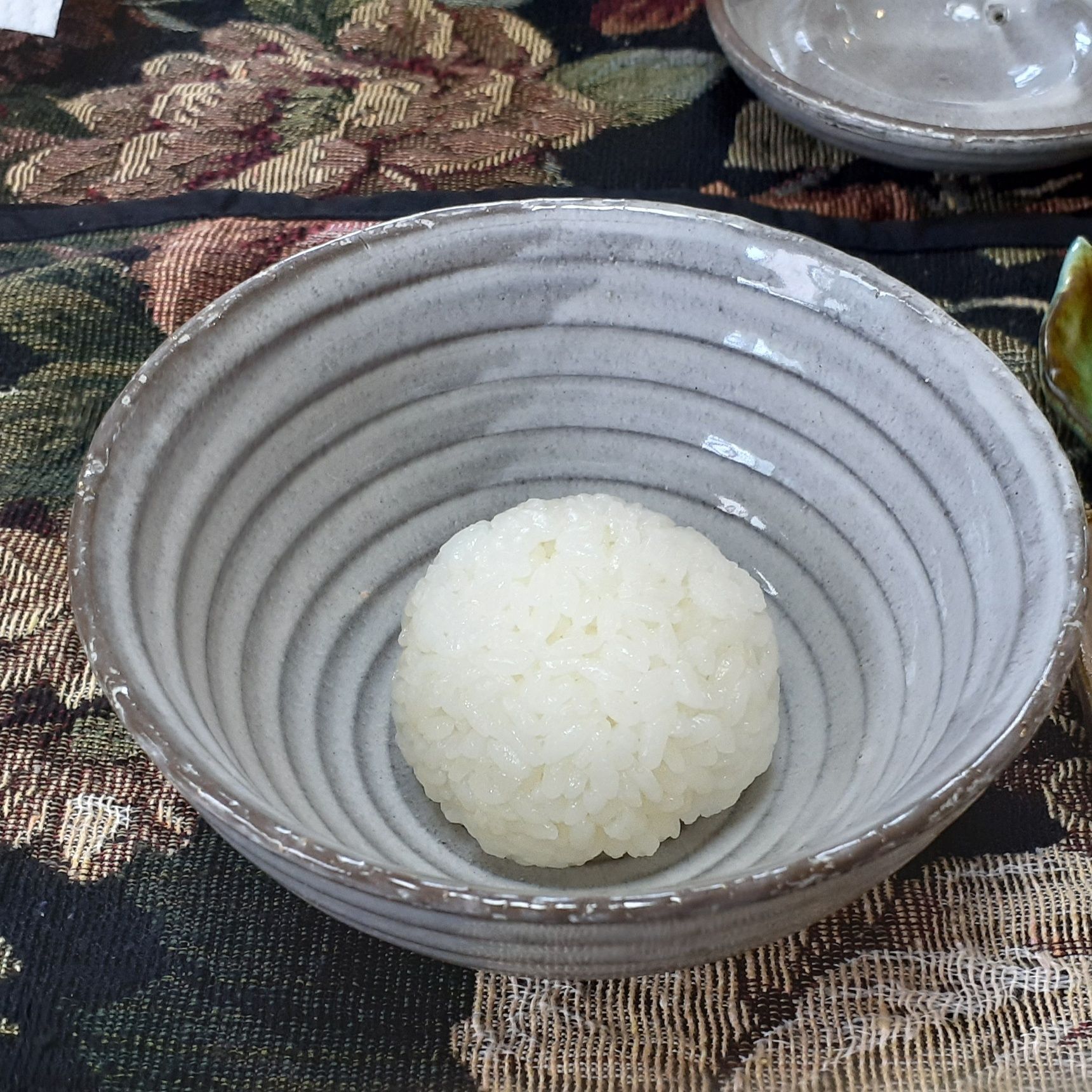 ②ラップを使ってごはんを丸く盛り付ける。