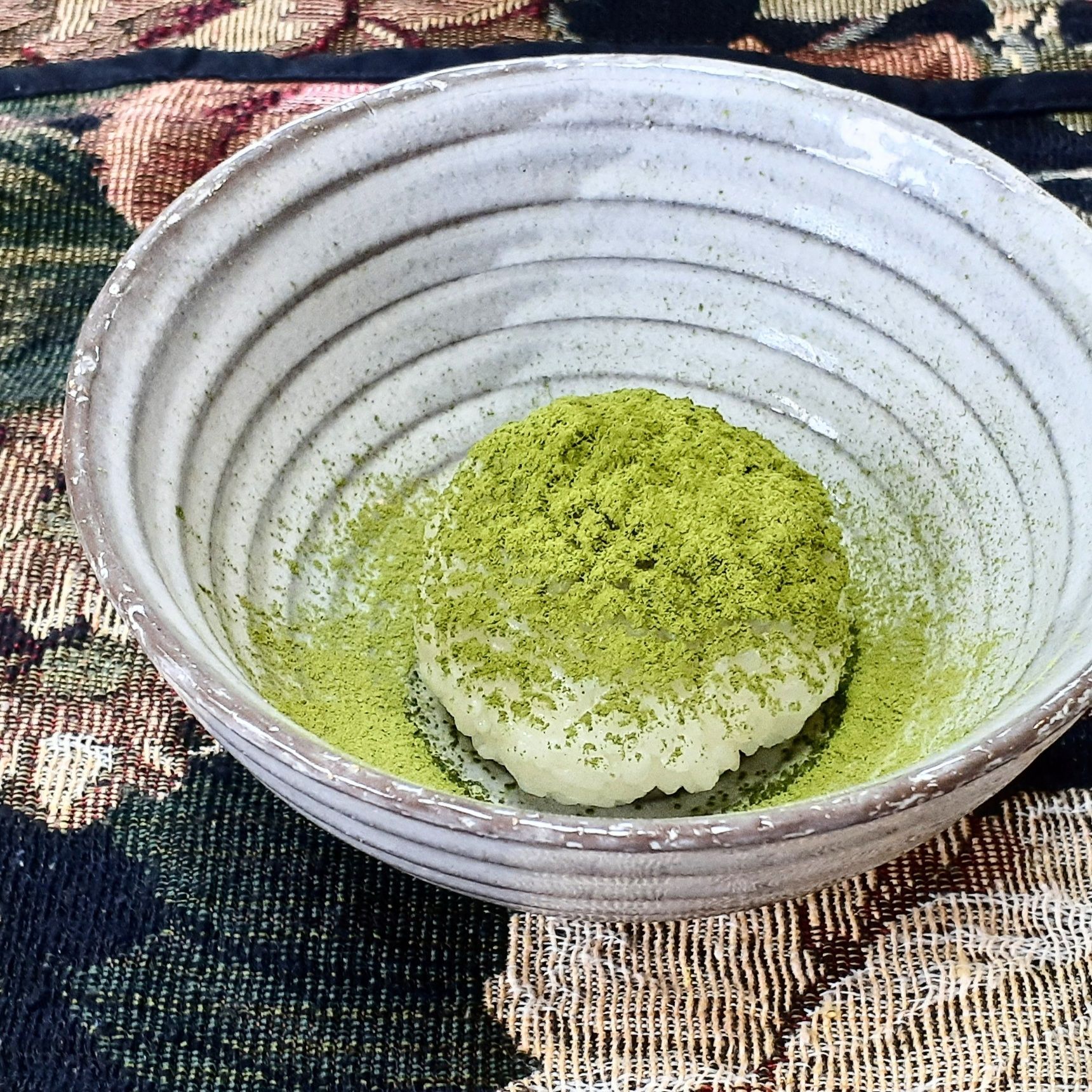 ③抹茶をふりかける。