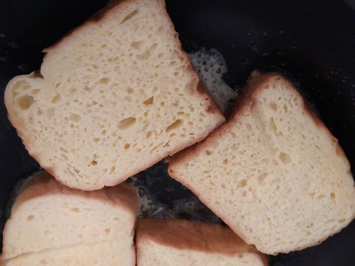 フライパンにバターを溶かし、食パンを並べます