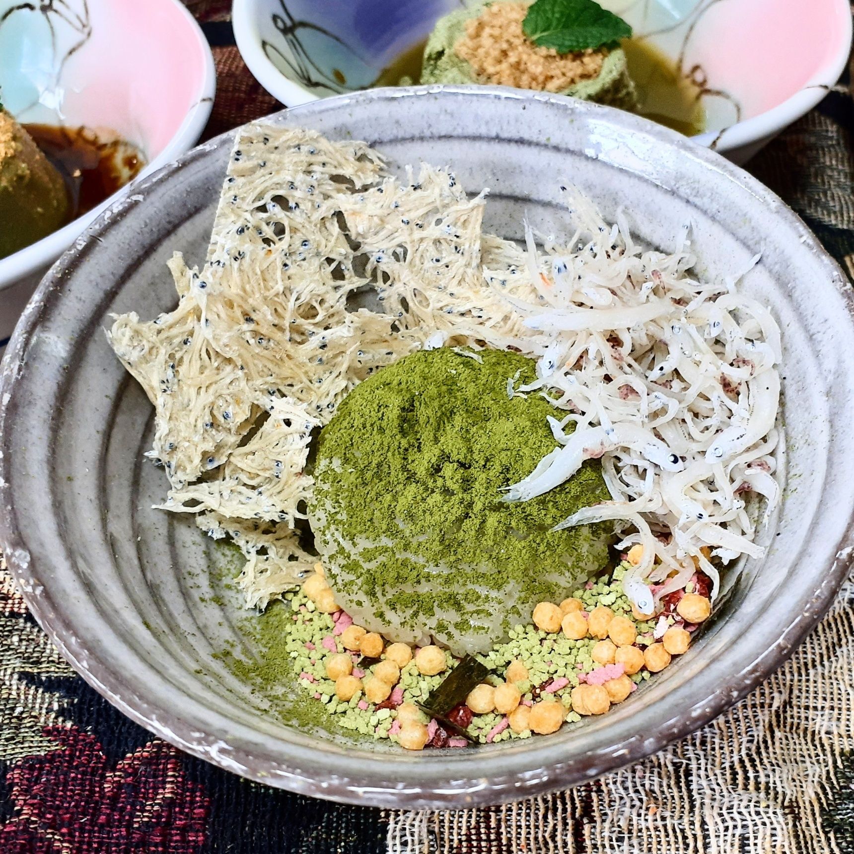 ⑤お茶漬けの素と具材をお茶碗の中へ…