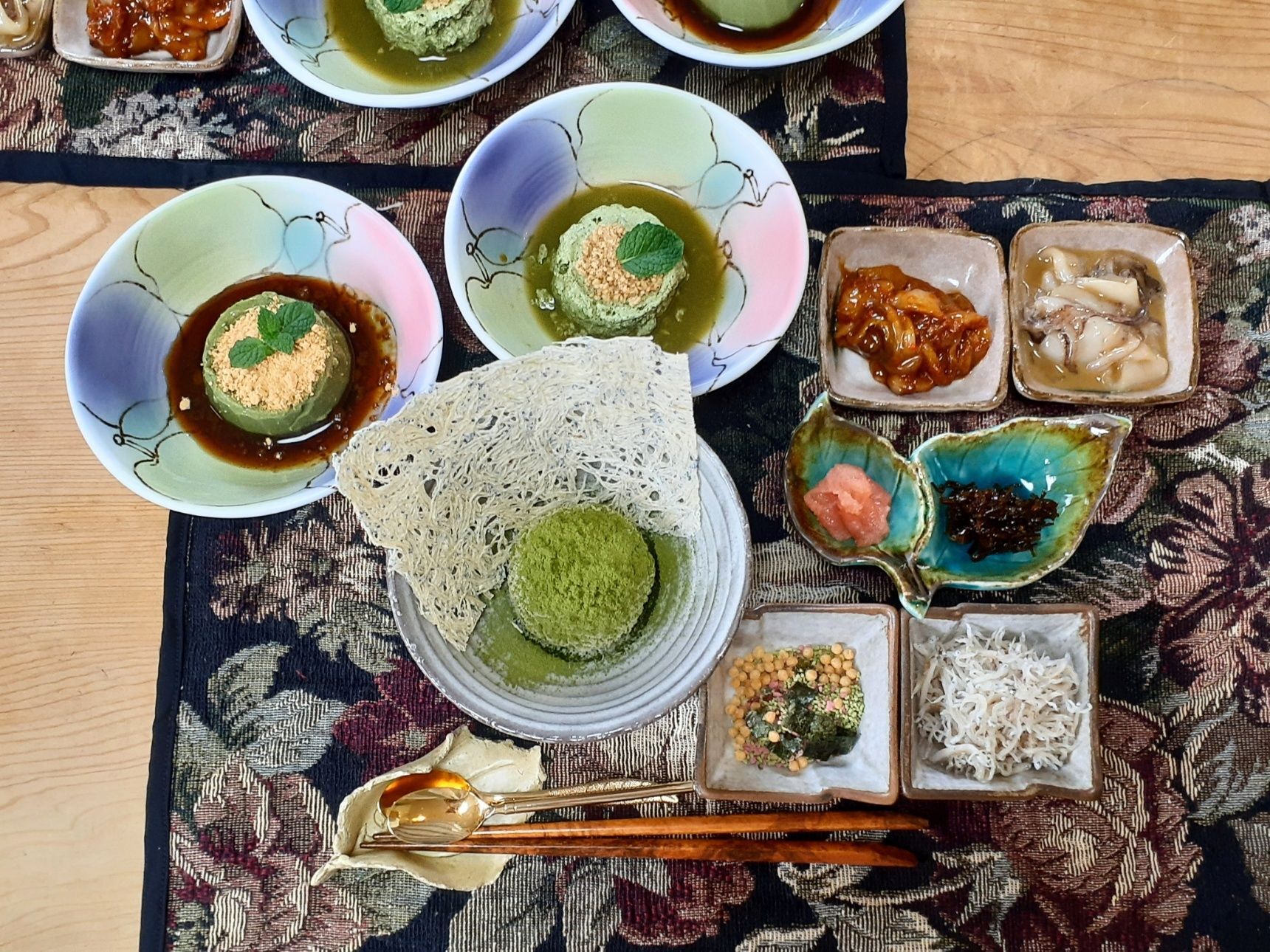 ④軽く炙った、香ばしい「たたみいわし」を添える。