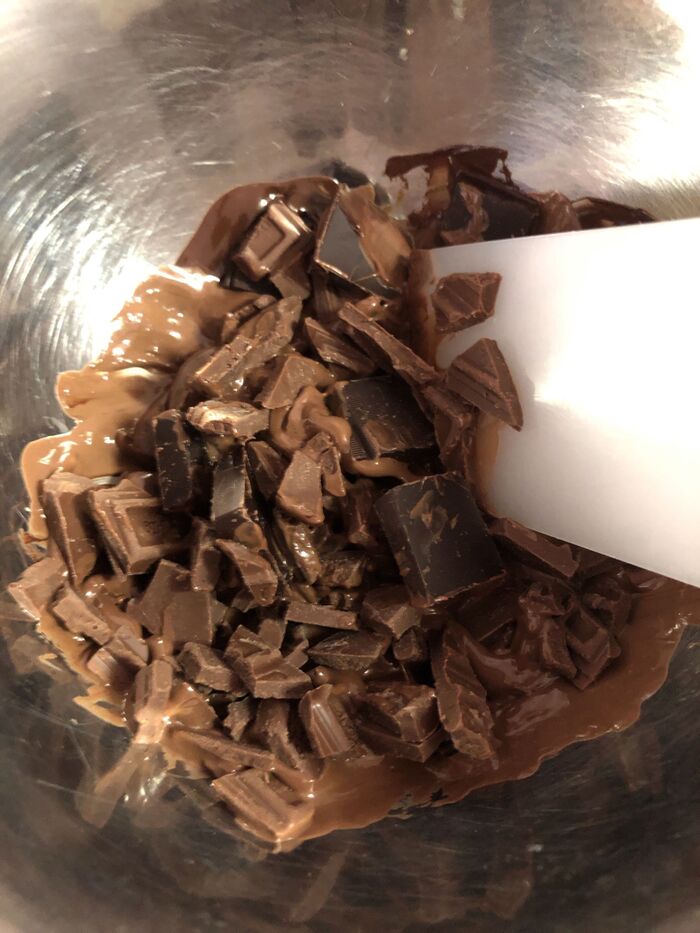 湯煎にかけ、砕いたチョコレートを溶かします