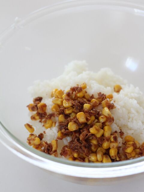 鰹節香る バター醤油コーンおにぎり 混ぜごはんおにぎり 暮らしニスタ 鰹節香る バター醤油コーンおにぎり 混ぜごはんおにぎり 暮らしニスタ