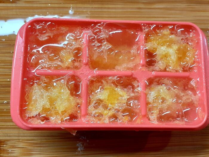 ◼️前日にオレンジの果肉、果汁、炭酸水を混ぜ、製氷器で凍らせておく。
