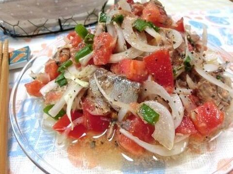 さば缶の汁はドレッシングに 混ぜるだけ さばとトマトと新玉ねぎのサラダ 暮らしニスタ さば缶の汁はドレッシングに 混ぜるだけ さばとトマトと新玉ねぎのサラダ 暮らしニスタ