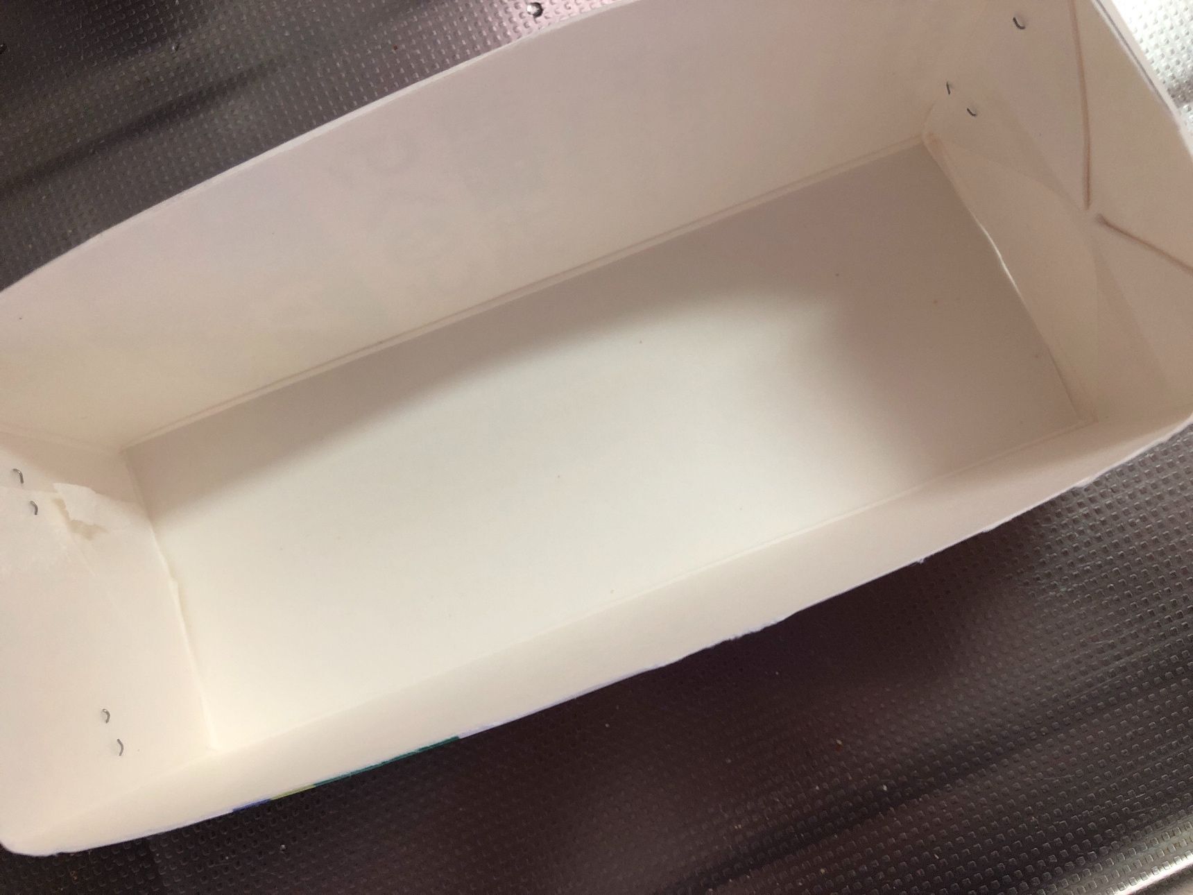 牛乳パックは側面を一ヶ所切り取り、箱になるように組み立てます