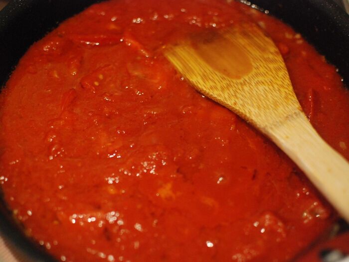 ●の食材でトマトソースを作ります（このレシピの量は２〜３人分くらいです）
